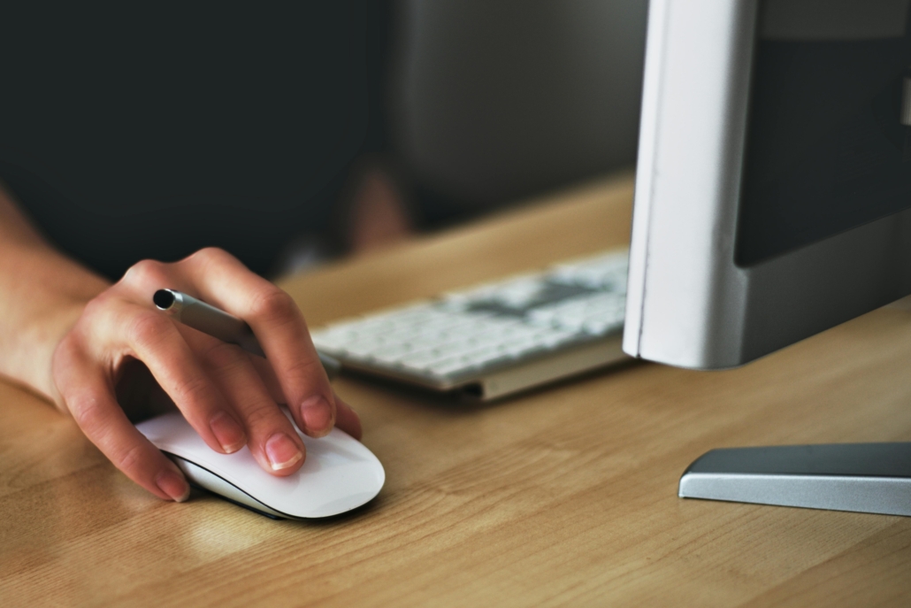 Hand auf Computermouse, Arbeit am PC